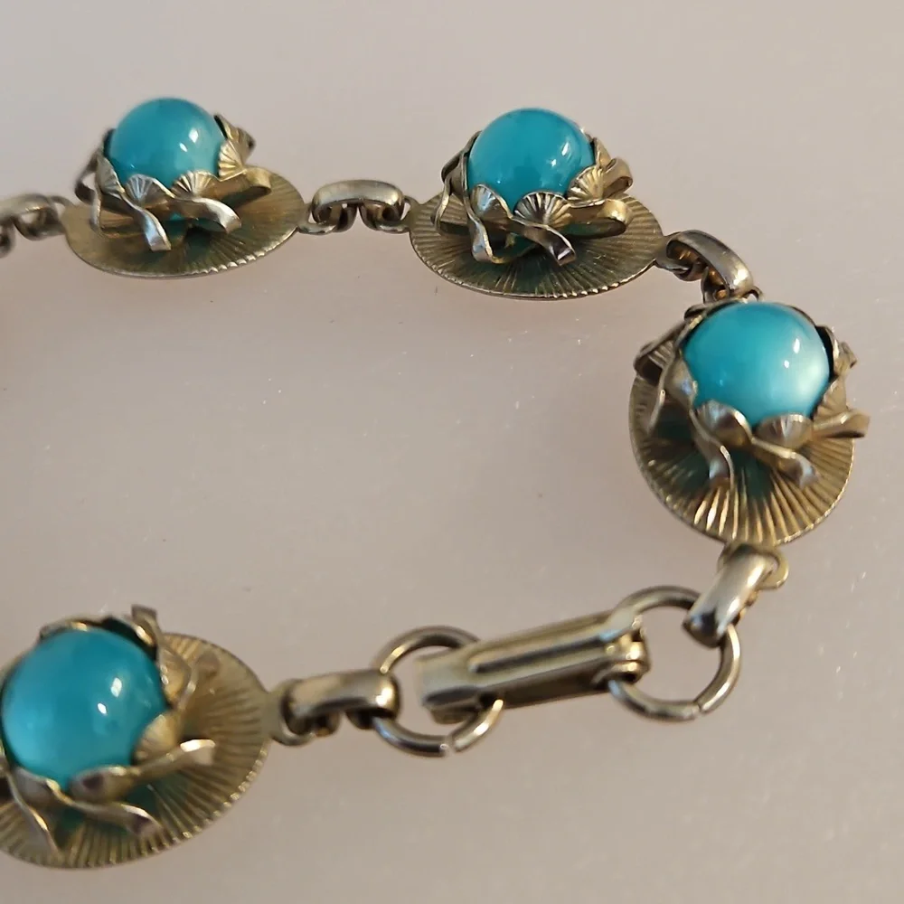 Teal, blue Moonglow Thermoset stones set gold tone link bracelet VINTAGE - Picture 4 of 7